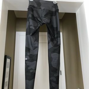 Alo black and gray full length camo yoga leggings